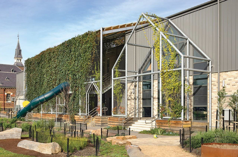 Lauréats des Victorian School Design Awards 2024<br />
Meilleur projet scolaire entre 5 et 15 millions de dollars – Law Architects pour le nouveau bâtiment éducatif à plusieurs étages de la St Kilda Primary School