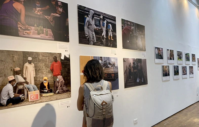 OWM-Direktorin, Vivienne Francis, spricht zum Publikum