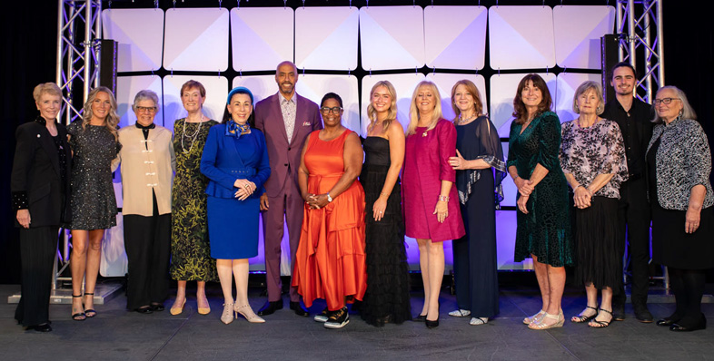 OWM-Direktorin Vivienne Francis wendet sich an das Publikum